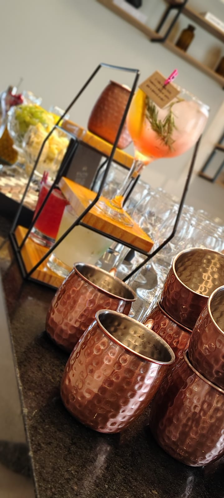 Gin tônica rosa com canecas de cobre