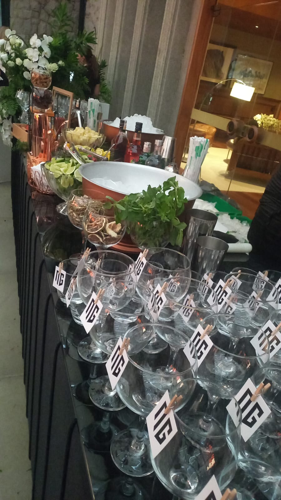 Taças de gin tônica organizadas para evento
