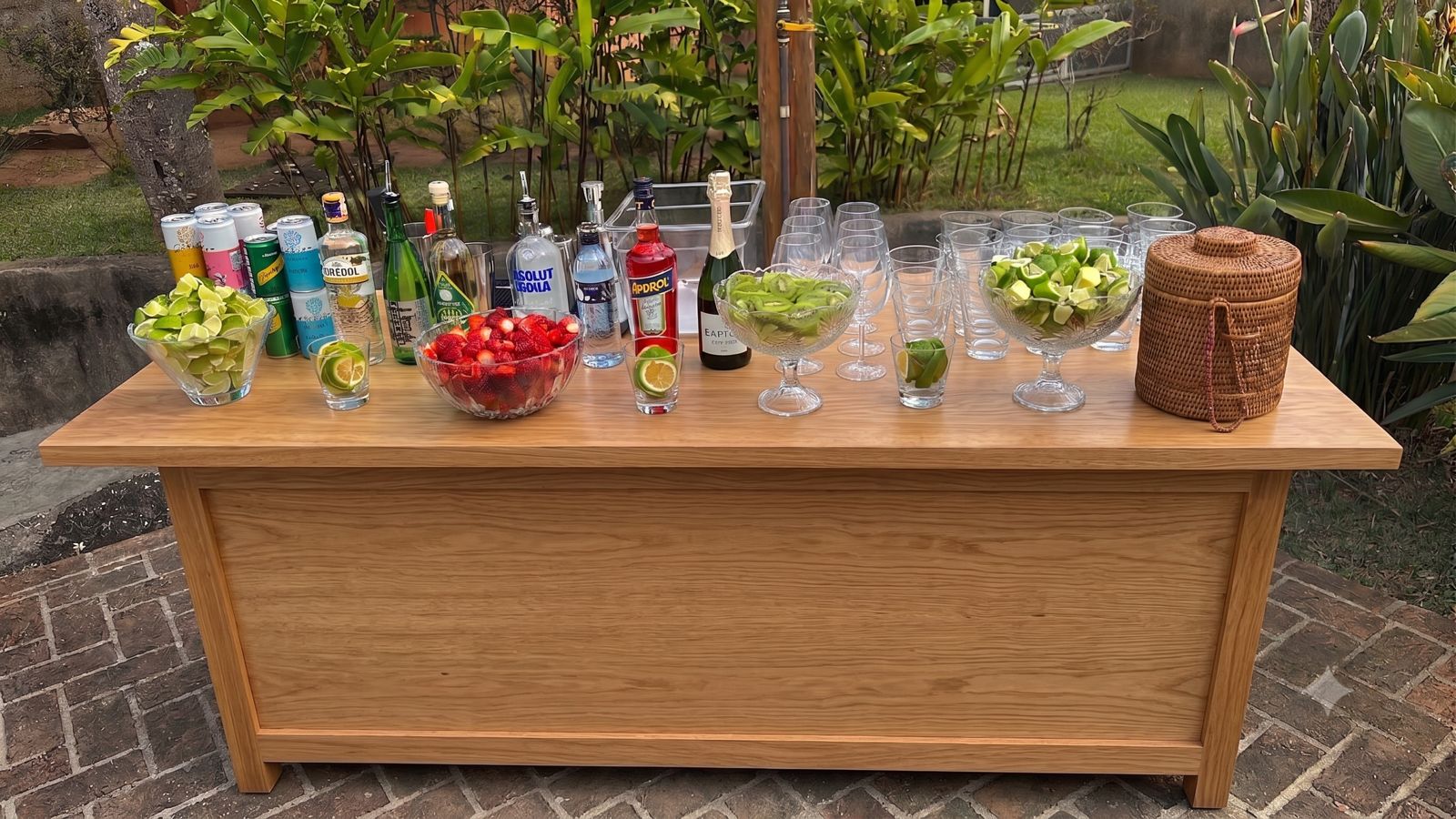 Bar outdoor com champagne e Aperol